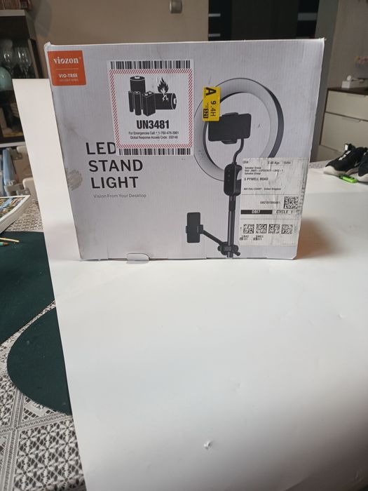 Lampa pierścieniowa że statywem