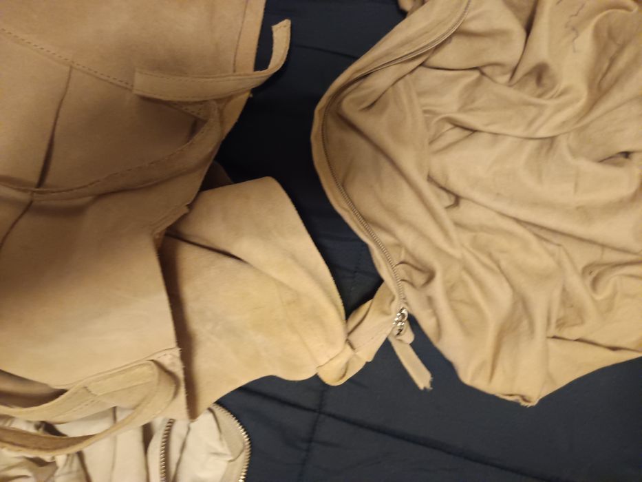 Mala em pele com bolsa e fecho interior