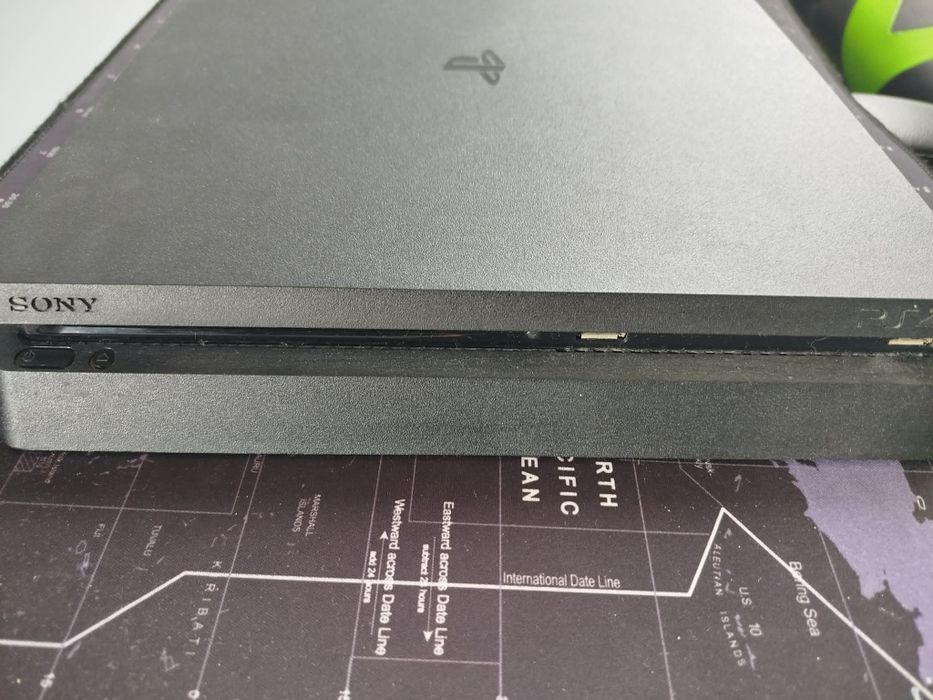 Konsola PlayStation 4 slim. Zestaw 3 pady
