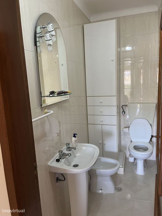 Apartamento T2 na Praia de Paredes de Vitória com varanda e garagem