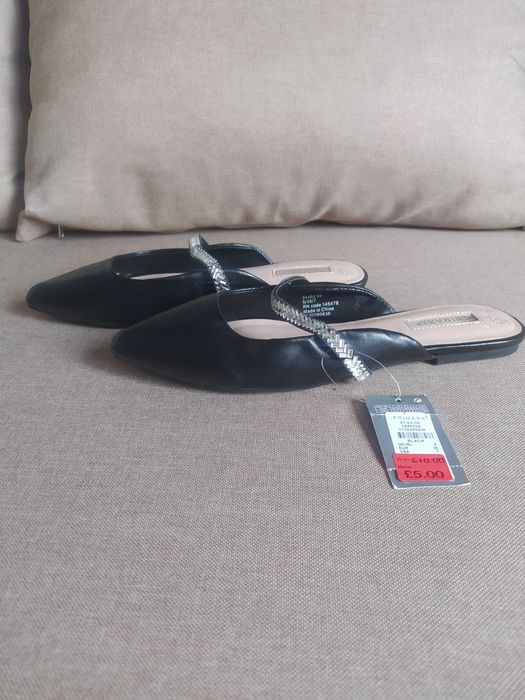 Klapki płaskie typu mule przód zakryty czarne Primark