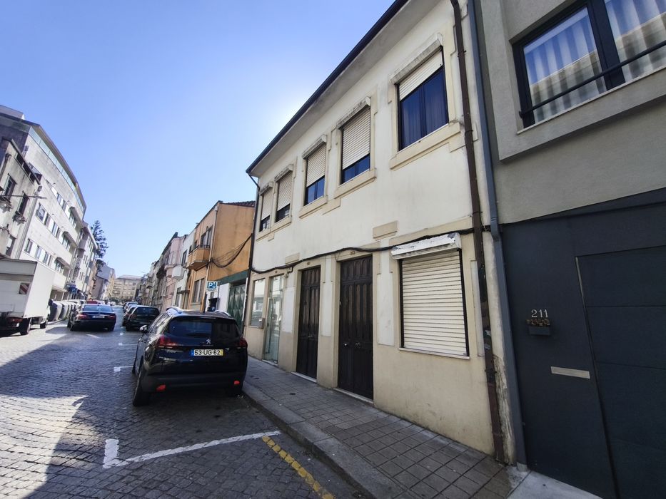 Prédio + 2 Apartamentos.