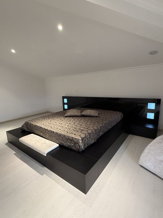 Cama nova, quase nunca usada! Grande e muito bonita