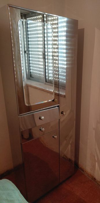 Móvel em inox para arrumos