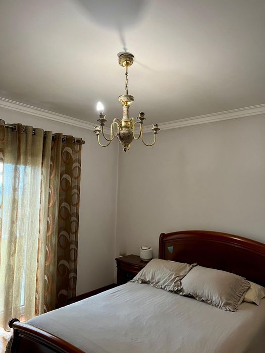 Vendo candeeiro de teto em porcelana maravilhoso