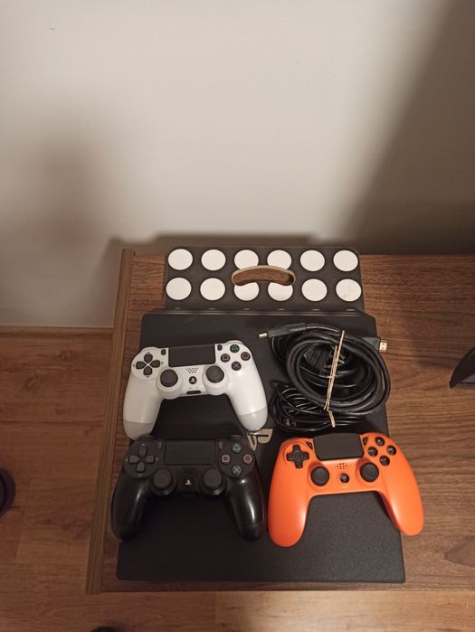 Konsola PS4 Pro 1TB + pady + gry