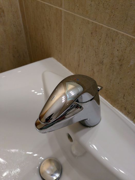 Lavatório casa de banho/WC com espelho e acessórios