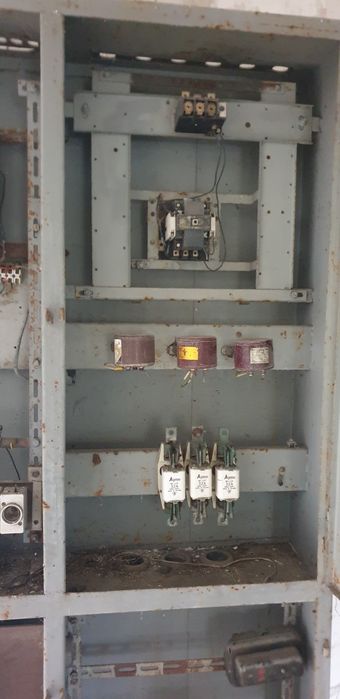 Stara szafa elektryczna liczniki