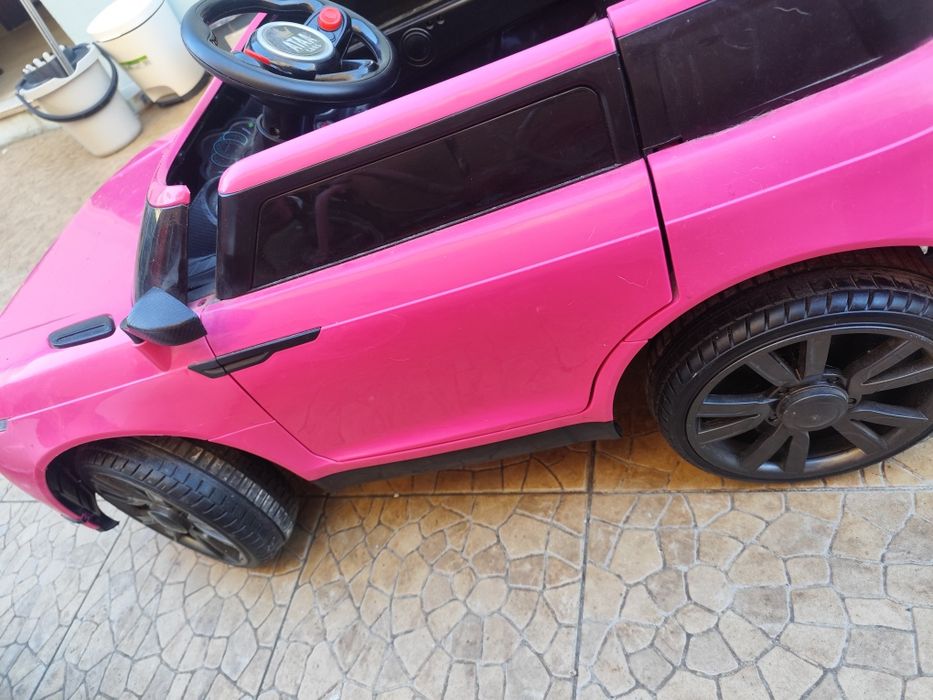 Carro elétrico com comando e carregador