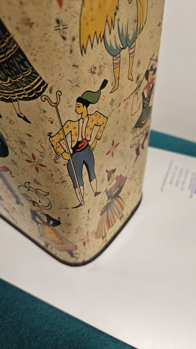 Lata Caramelos / Cromos Fábrica Águia  com motivos tradicionais