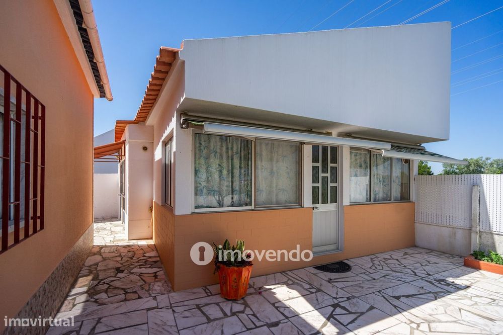 Moradia T4 mais Anexo T1, com jardim, na Caparica