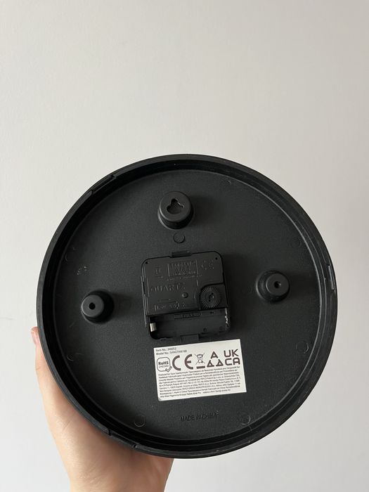 Okrągły czarny zegar