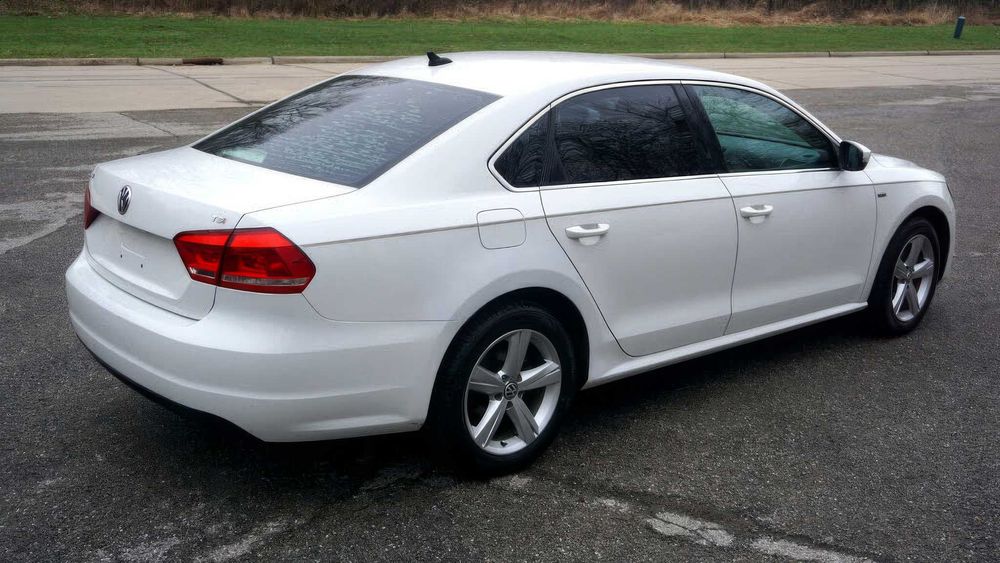 Volkswagen Passat Limited Edition      2015