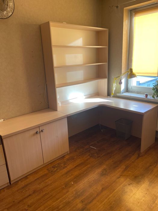 Oddam biurko widoczne na zdjęciu