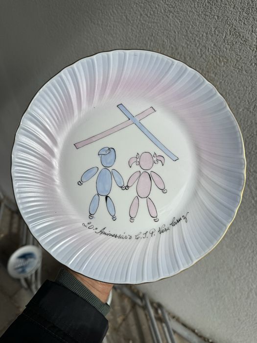 Varios pratos comemorativos