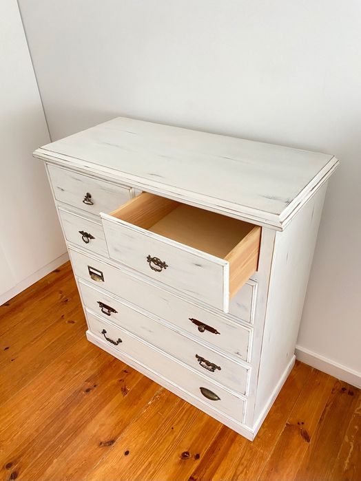 Cómoda com gavetas vintage