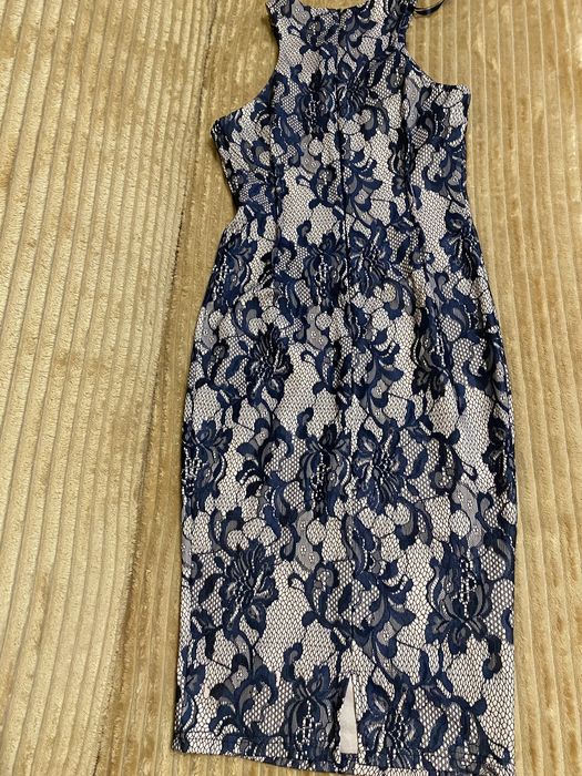 Кружевное платье миди