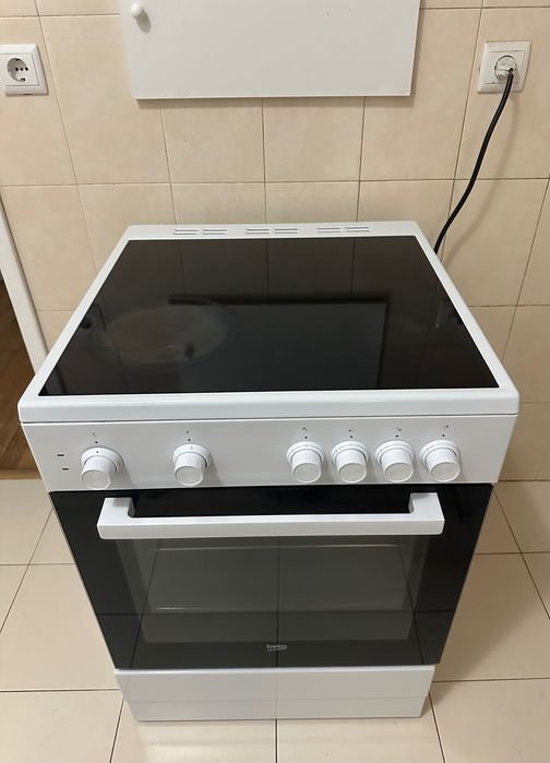Fogão BEKO FSS67000GW (71 L - Elétrico de Vitrocerâmica - Branco)