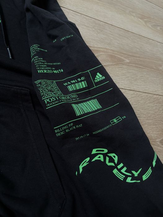 Футуристичне худі від Adidas