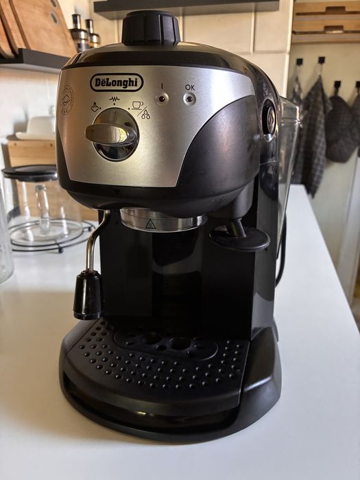 Ekspres kolbowy DeLonghi EC221.B