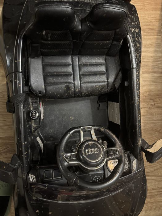 Samochód na akumulator dla dzieci Audi R8