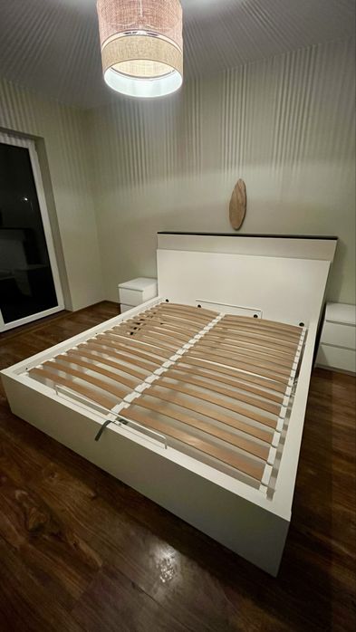 Łóżko z pojemnikiem na pościel 180х200