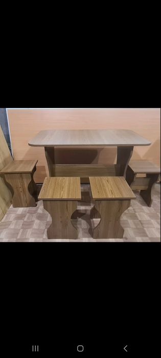 Кухонный стол с табуретками