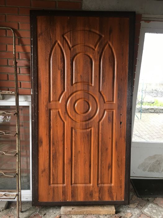 Продам входную дверь