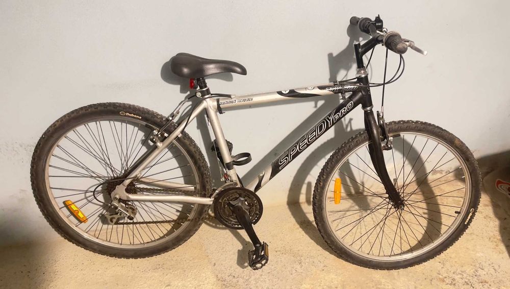 Bicicleta de montanha preta e cinza