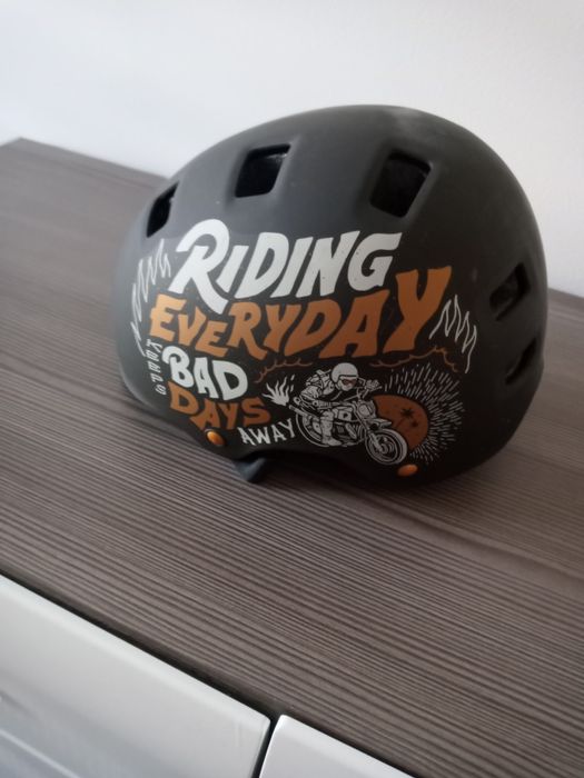 Śliczny kask na rower, rolki lub hulajnogę.