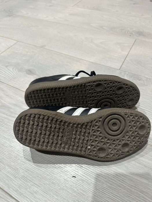 Кросівки бренду adidas