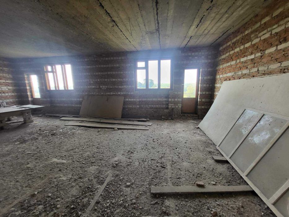 великий будинок з великою ділянкою(28сот) в с.Новий Милятин