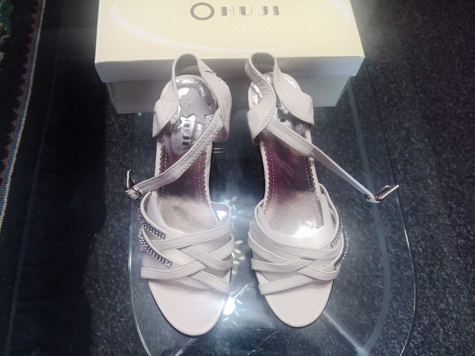 Босоножки кожаные . Новые .