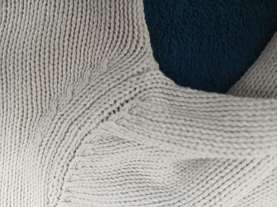Sweter z cekinami