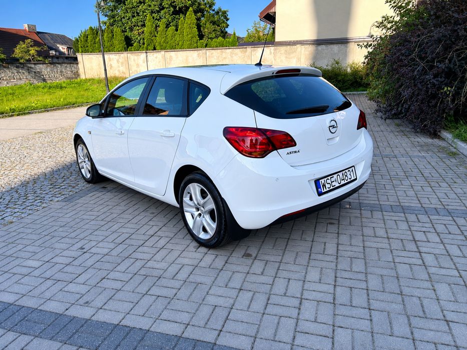 Opel Astra J 2011r. 1.6 benzyna 115KM