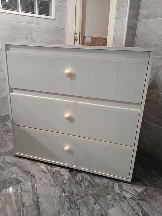 Cómoda branca com gavetas