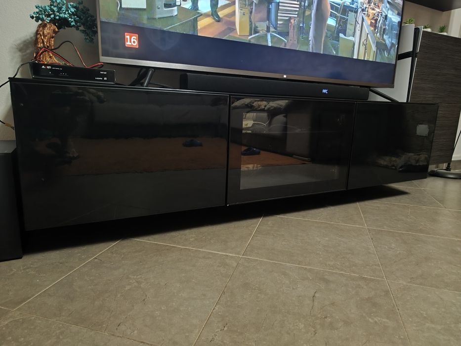 Móvel de sala IKEA Besta com portas lacadas