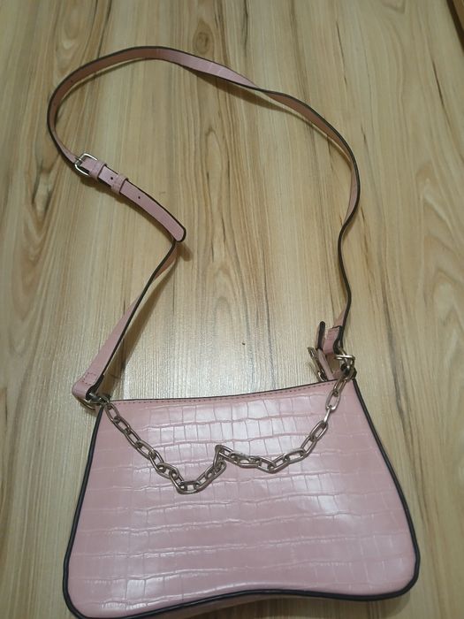 Różowa torebka z łańcuszkiem