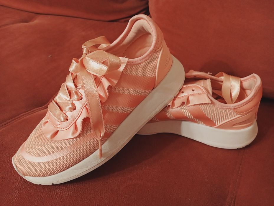 Buty Adidas kolor łososiowy sznurówki tasiemka