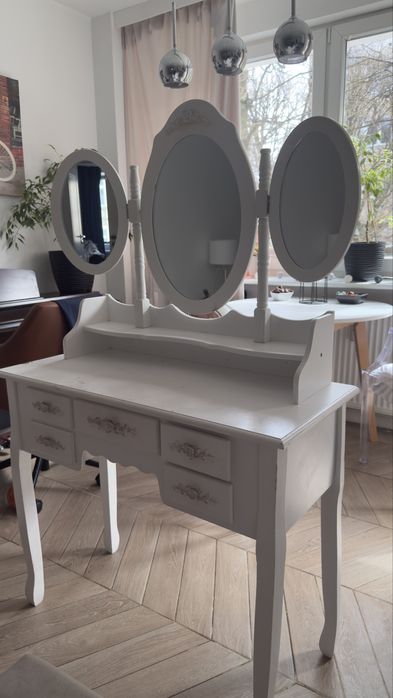 Biała toaletka swag