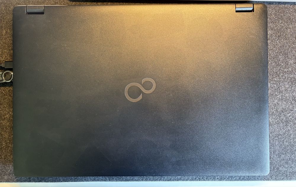 Portátil Fujitsu Lifebook E558 em bom estado de funcionamento.
