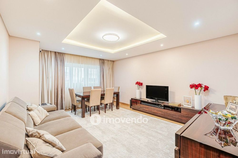 T2 cave remodelada, com excelente luz natural, em Cascais