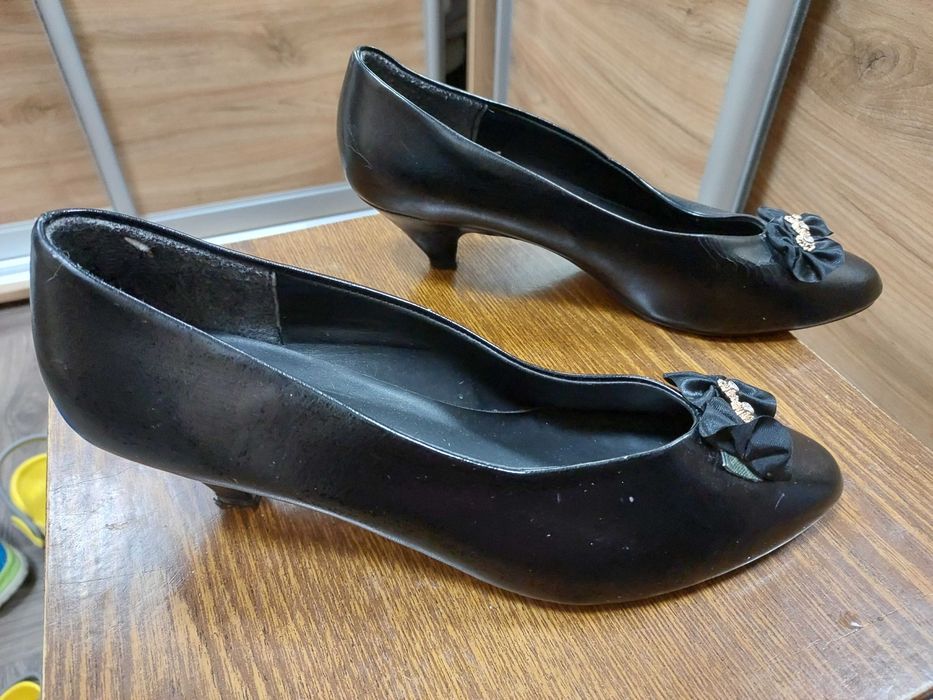 Отдам даром женскую обувь