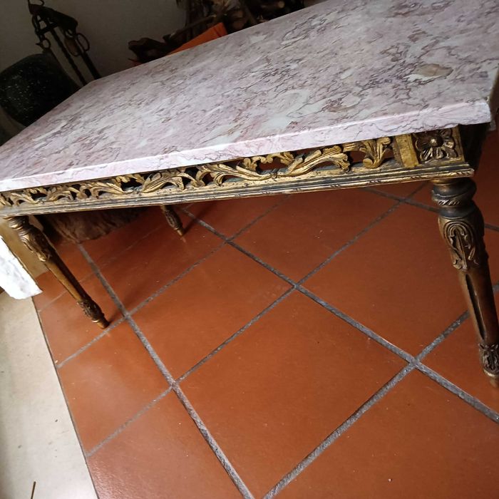 Mesa de centro lacada dourada e rosa