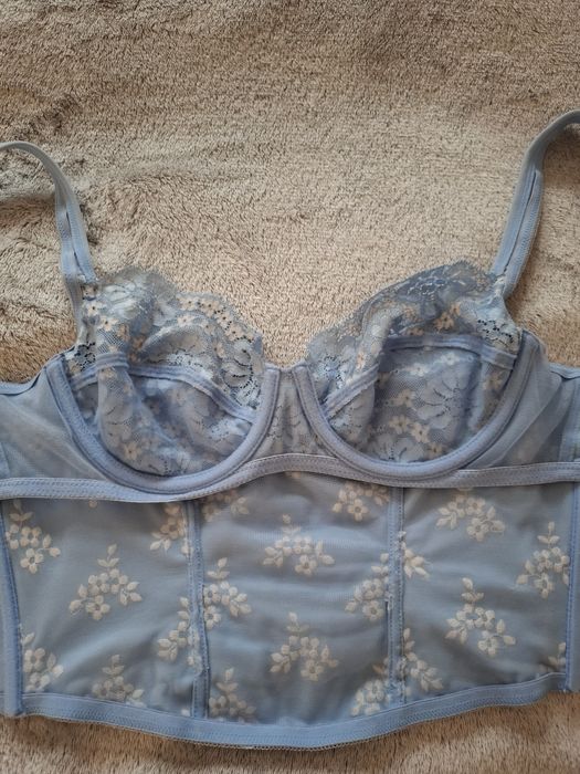 Gorset z biustonoszem koronkowym z haftem w kwiaty top