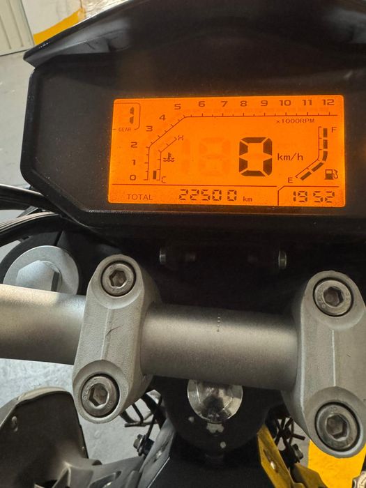 Keeway RKF escape Akrapovic e pneus Michelin Pilot Street