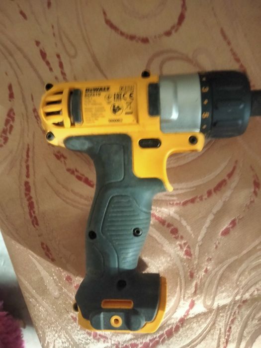 Продам шуруповерт по запчастинам DeWALT DCF 610