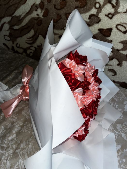 букет троянд з атласу