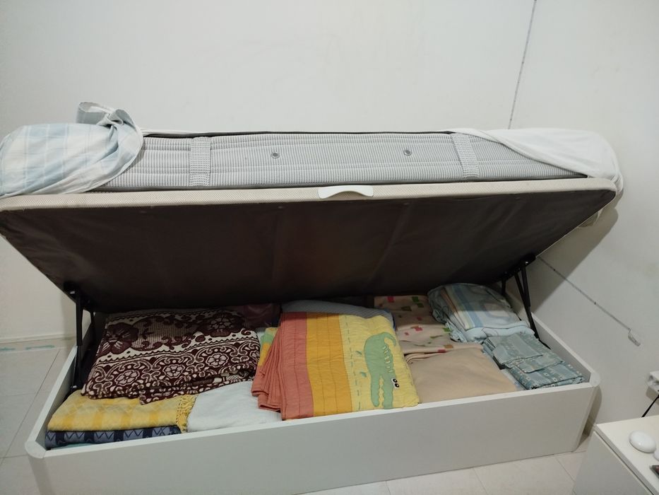 Cama solteiro com plataforma elevatória