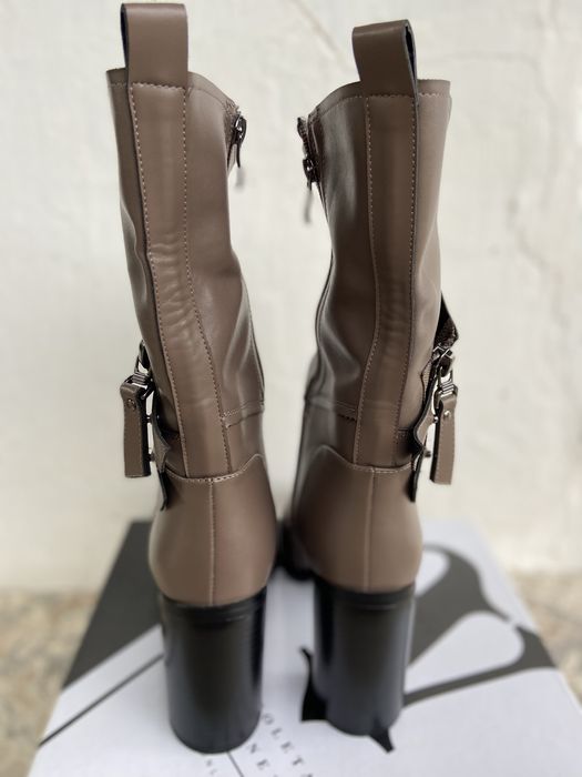 Сапожки на каблуку